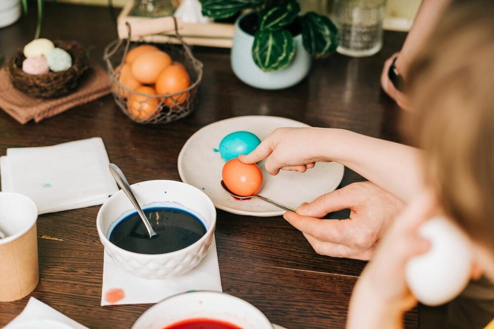 Farbanje uskršnjih jaja ostavlja fleke na rukama i tkaninama