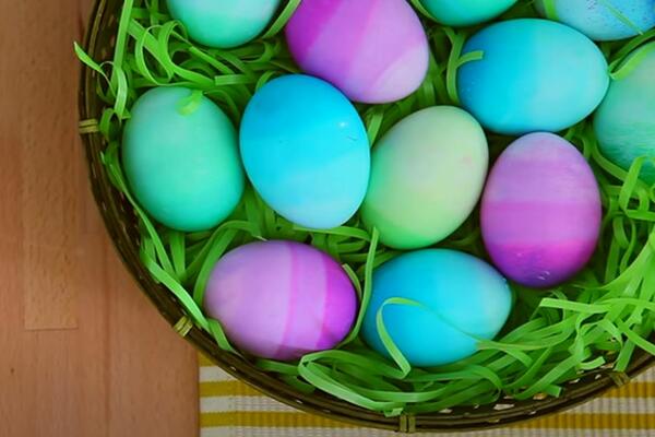 Farbanje jaja OMBRE tehnikom je iznenađujuće lako! Za nekoliko minuta ćete dobiti divno iznijansirane boje