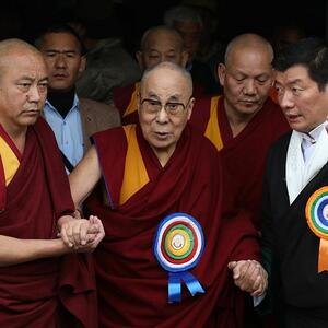 Izvinjava se po drugi put zbog svog ponašanja: Postupak Dalaj Lame koji je šokirao ceo svet