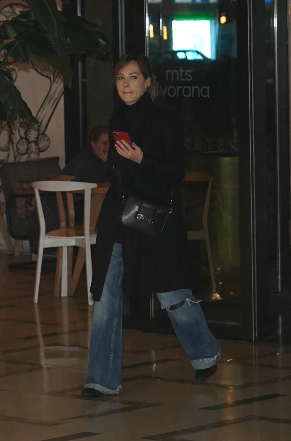 <p>Glumica Jovana Stojiljković nam je pokazala najbolji način da nosimo najpopularniji model džinsa ove sezone.</p>