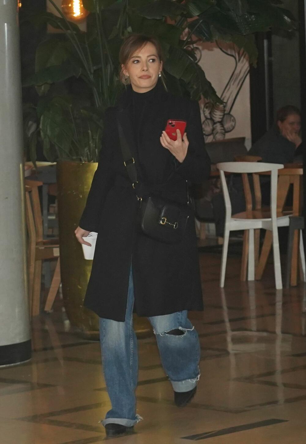 <p>Glumica Jovana Stojiljković nam je pokazala najbolji način da nosimo najpopularniji model džinsa ove sezone.</p>