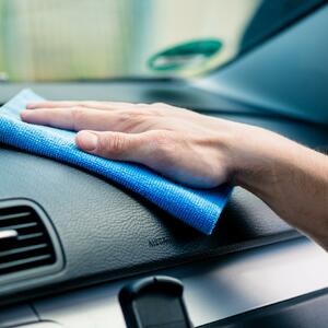 VRATITE PLASTICI STARI SJAJ: Pogledajte jednostavan trik za poliranje unutrašnjosti automobila!