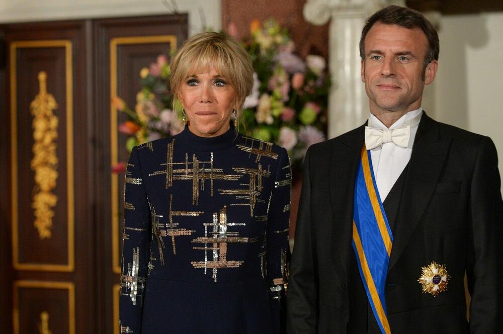 Supruga francuskog predsednika oduševila je sve prisutne svojom modnom kombinacijom.