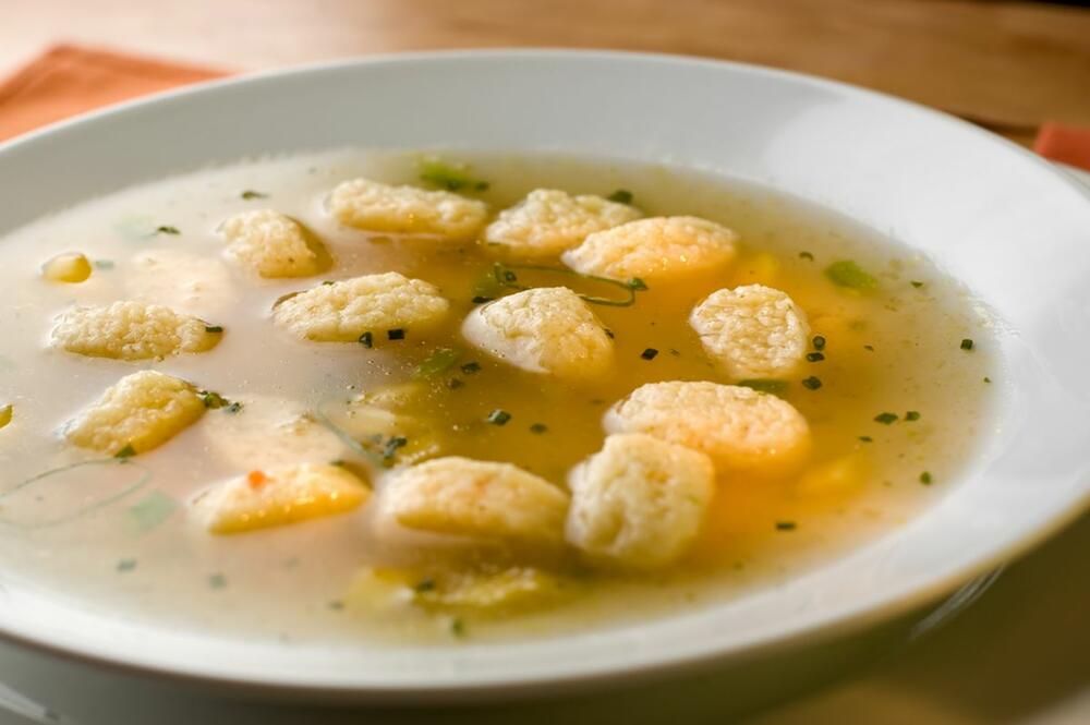 Pileća supa s knedlama (Ilustracija)