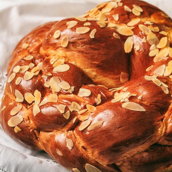 Hleb koji Grci mese na Veliki četvrtak: Mekan je, sočan i zbog jednog začina ukusniji nikad niste probali (RECEPT)