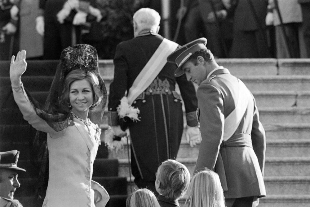 Španska kraljevska porodica pred službu dva dana nakon smrti diktatora Franciska Franka
