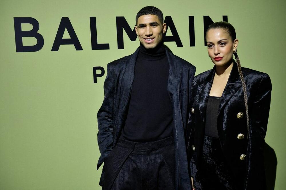 Ašraf Hakimi i Hiba Abuk na reviji modne kuće Balmain na Nedelji mode u Parizu