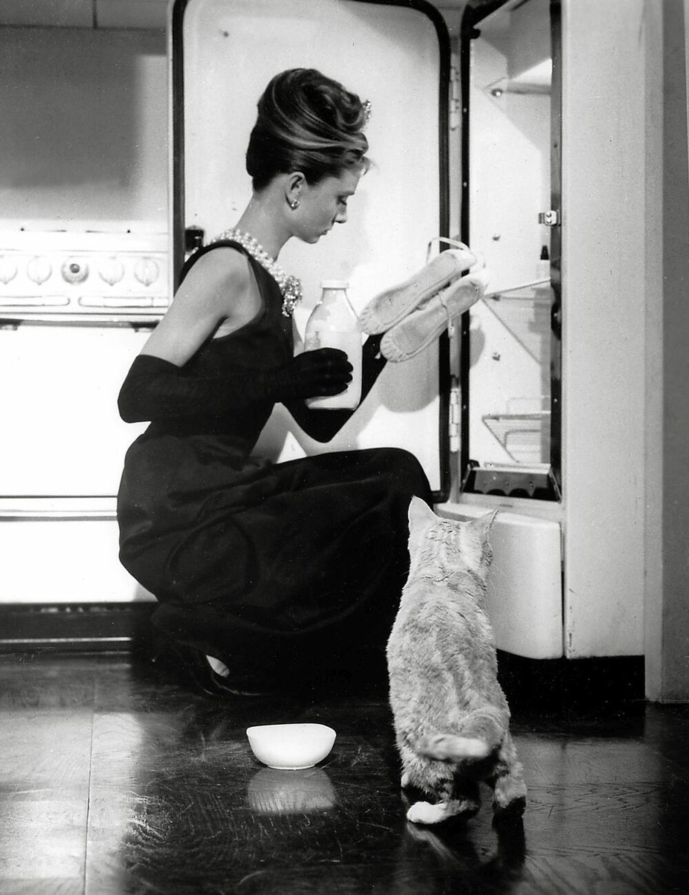 <b> Crna haljina Odri Hepbern (1961) </b> 
<i>  Dizajner: Iber de Živanši za svoj brend Givenchy </i> 
Čak i ako niste gledali "Doručak kod Tifanija", dobro znate i verovatno vam je prva asocijacija na Odri Hepbern najčuvenija mala crna haljina u istoriji mode. Iako ju je dizajnirao sam Živanši, blizak prijatelj slavne glumice,  izmenila ju je Edit Hed kako toaleta ne bi previše pokazivala noge.