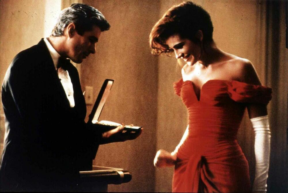 <b>   Crvena haljina Džulije Roberts (1990) </b> 
<i>   Dizajnerka: Merilin Vans </i> 
Jedna od najčuvenijih haljina u istoriji svakako je ona u kojoj se Džulija Roberts pojavila u filmu "Zgodna žena". Ona igra eskort-damu ne preterano istančanog stila, ali se na jedno veče i za izlazak u operu transformiše, pojavivši se u veličanstvenoj crvenoj toaleti.
