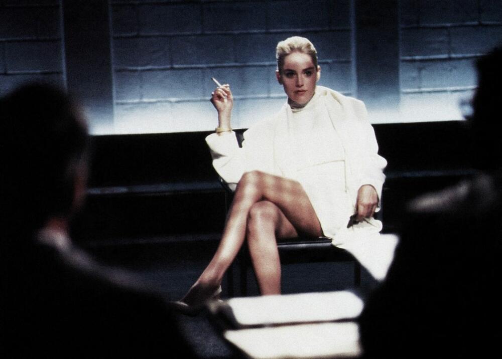 Polo haljina Šeron Stoun (1992)
Dizajnerka:  Elen Mirodžnik
U najčuvenijoj sceni filma "Niske strasti", kada Šeron Stoun prekršta noge tokom saslušanja dok ne nosi donjio veš, glumica je nosila belu haljinu koja je dizajnirana specijalno za ovaj trenutak – da simboliše nezaustavljivi seksepil junakinje.