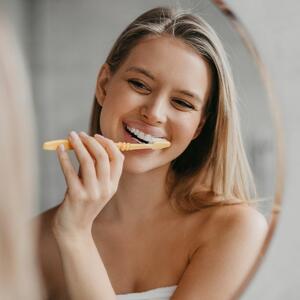 Kad se peru zubi – pre ili posle jutarnje kafe? Stomatolozi objašnjavaju da većina celog života pravi veliku grešku