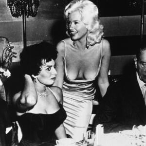 Seks simbol 1960-ih čiji je život tragično prekinut u 35. godini: Ko je plavuša na čuvenoj fotografiji Sofije Loren?