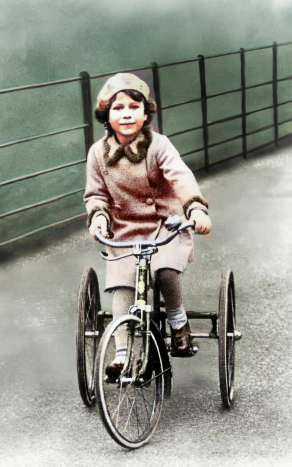 Kraljica Elizabeta II na triciklu 