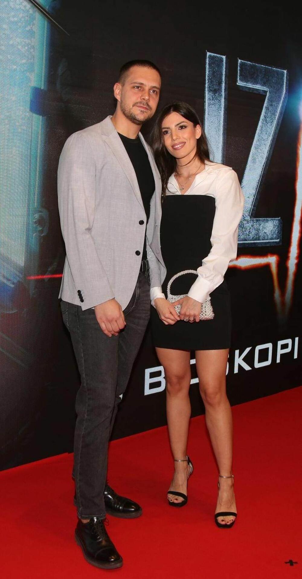 <p>Miloš Biković u društvu devojke je stigao na premijeru filma "Izazov".</p>