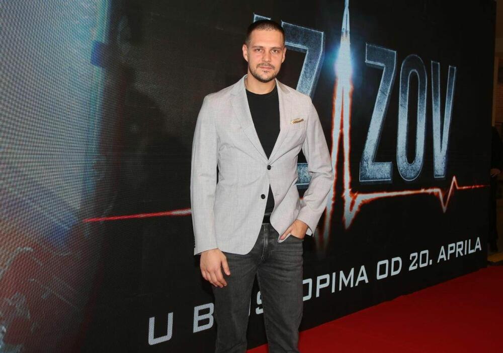<p>Miloš Biković u društvu devojke je stigao na premijeru filma "Izazov".</p>
