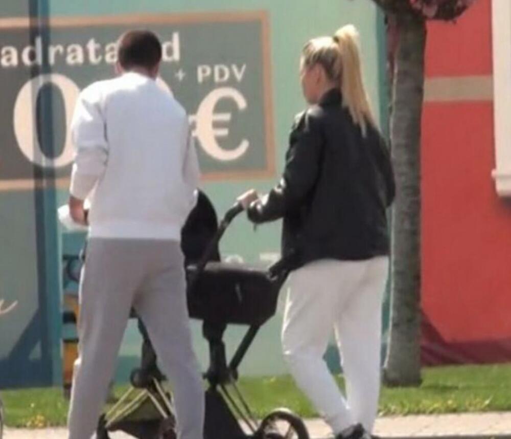 <p>Mlađi brat Novaka Đokovića i njegova supruga izveli su sina Aleksandra u prvu šetnju. </p>