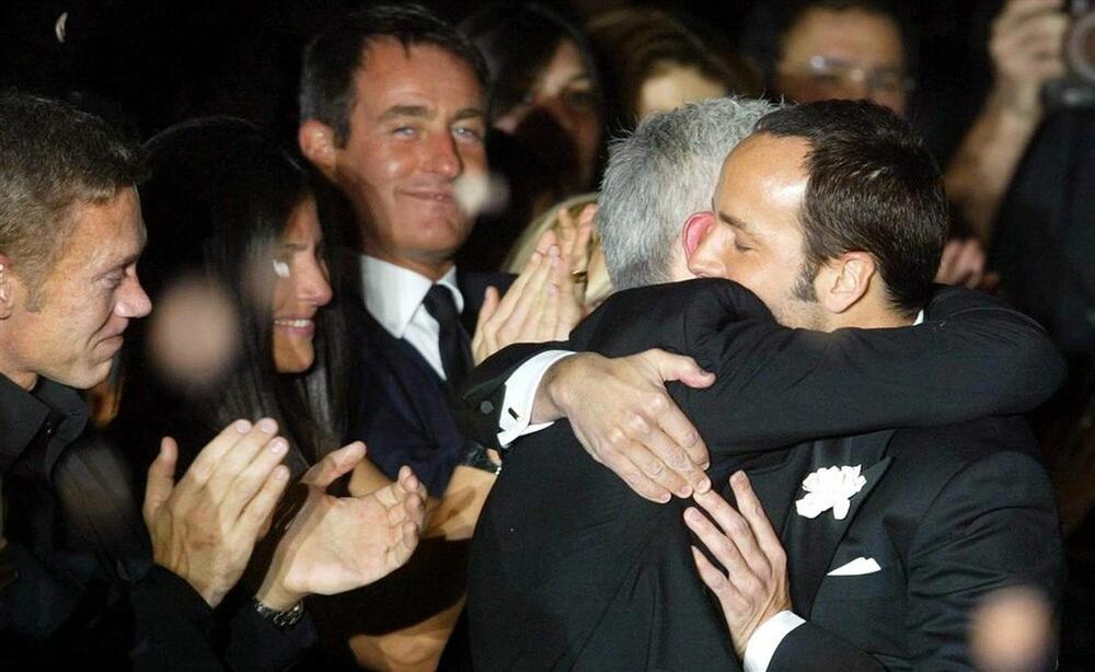 Ričard Bakli i Tom Ford zagrljeni posle jedne revije