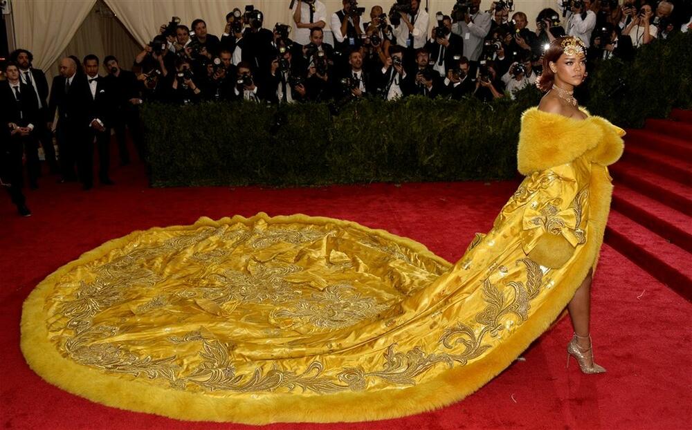 Rijana se takođe 2015. godine pojavila u haljini koja je bila jedna od najupečatljivijih. U pitanju je žuta haljina kineskog kreatora Gu Peija sa dugačkim ogrtačem., koja je naišla na dosta oprečna mišljenja.