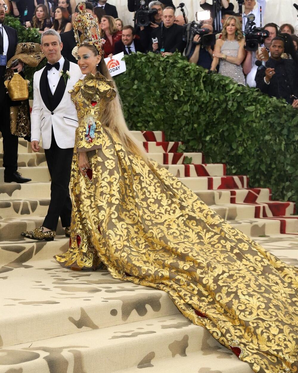 Sara Džesika Parker je 2018. godine odabrala zlatnu raskošnu haljinu sa crvenim detaljima koje potpisuje Dolce & Gabbana, koja je uprkos boji i džinovskom šlepu pala u drugi plan zbog onoga što je glumica nosila na glavi.