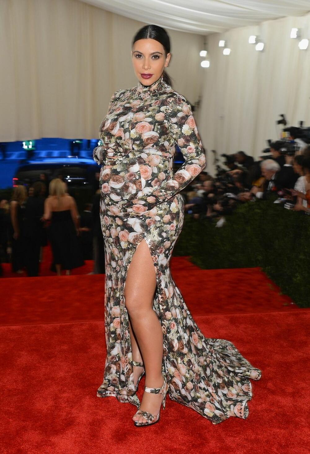 Trudna Kim Kardašijan je 2013. godine u Givenchy kreaciji u vidu haljine "zakopčane" do grla i u cela u floralnom dezenu očarala sve na crvenom tepihu.