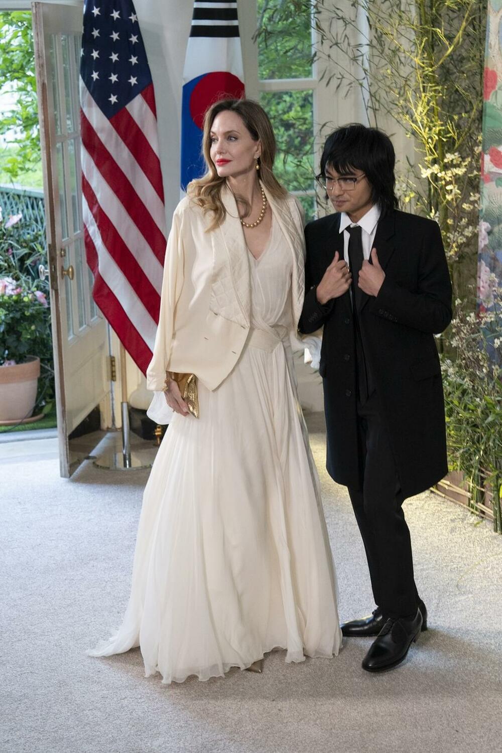<p>Anđelina Džoli je sinoć prisustvovala državnoj večeri u Beloj kući koju su organizovali predsednik Bajden i prva dama Džil Bajden</p>