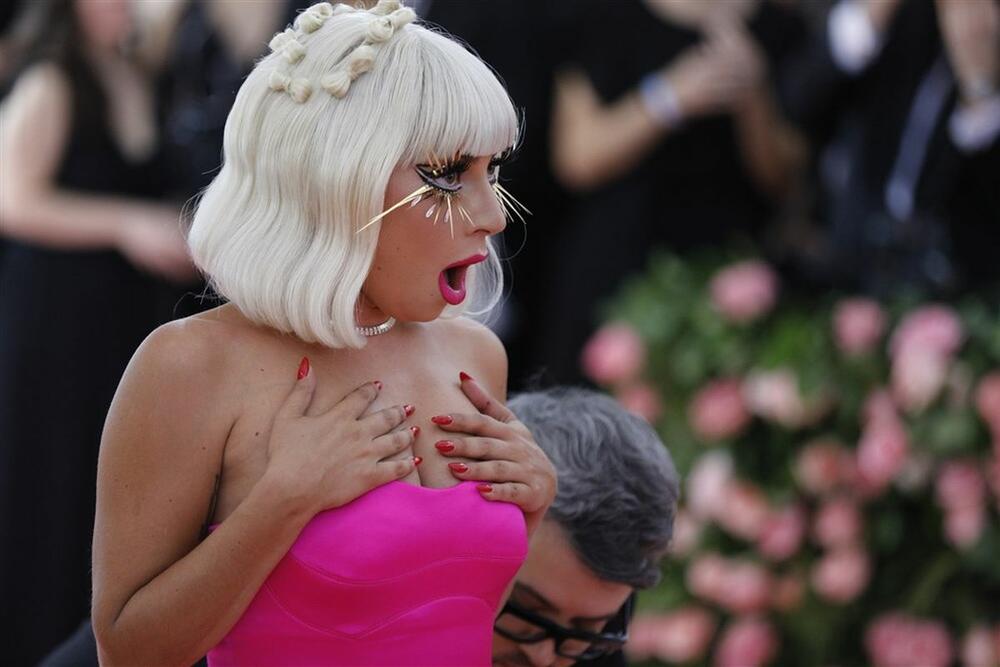 Lejdi Gaga je otprilike na svaka 4 minuta skidala odevne komade i menjala modne kombinacije.