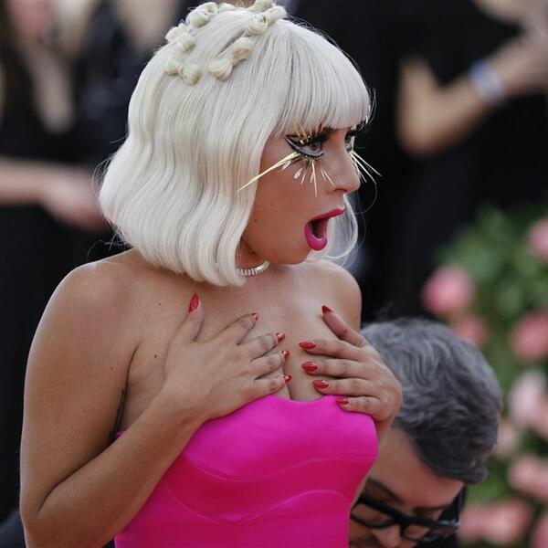 4 modna izdanja kakva nisu viđena 71 godinu: Lejdi Gaga 16-minutnim performansom na Met Gali postala ZVEZDA VEČERI