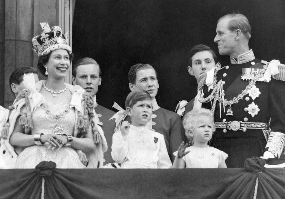 Princ Čarls i princeza Ana sa princom Filipom i kraljicom Elizabeto Drugom na balkonu.