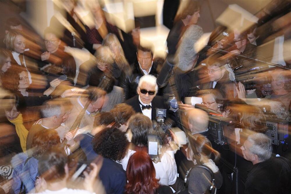 Karl Lagerfeld okružen novinarima