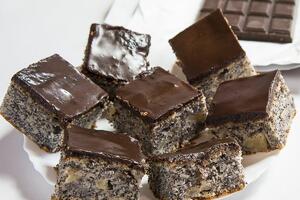 Kolač bez brašna gotov za pola sata: Recept za sočne mak-kocke koje ćete spremati jednom nedeljno