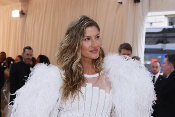 Zovu je "mini Žizel", kao preslikane su: Ćerka čuvene manekenke izrasta u lepoticu, a sličnost s majom je neverovatna