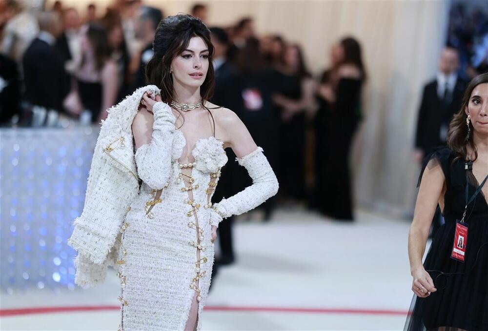 Glumica En Hatavej na Met gali 2023. u Versace haljini