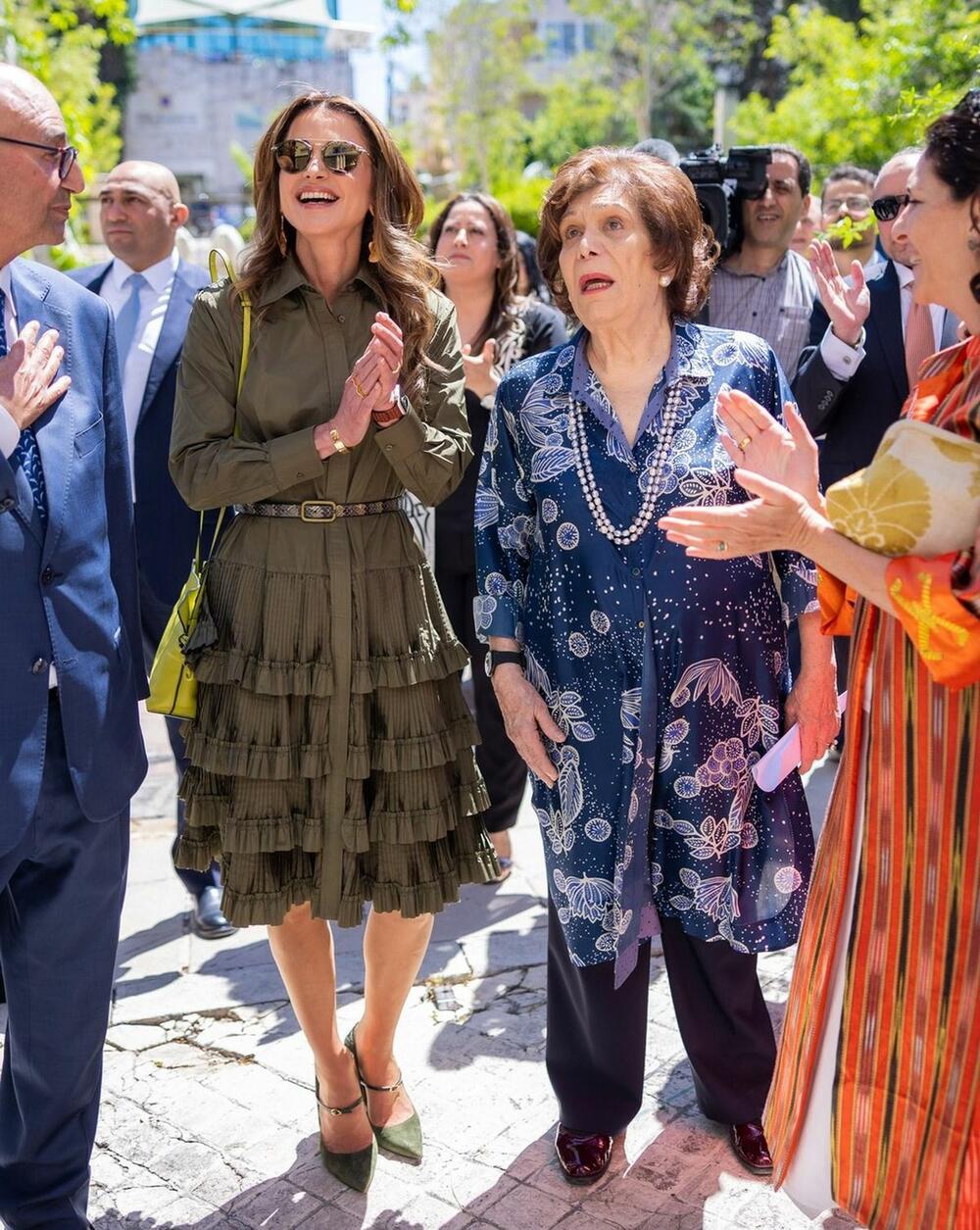 <p>Jordanska kraljica Ranija ponela je tzv. ružne sandale, koje žene ili mrze ili obožavaju, a njen model je s potpisom modne kuće Prada</p>