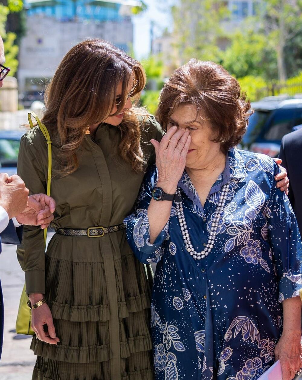 Kraljica Ranija od Jordana u maslinastozelenoj košulji-haljini