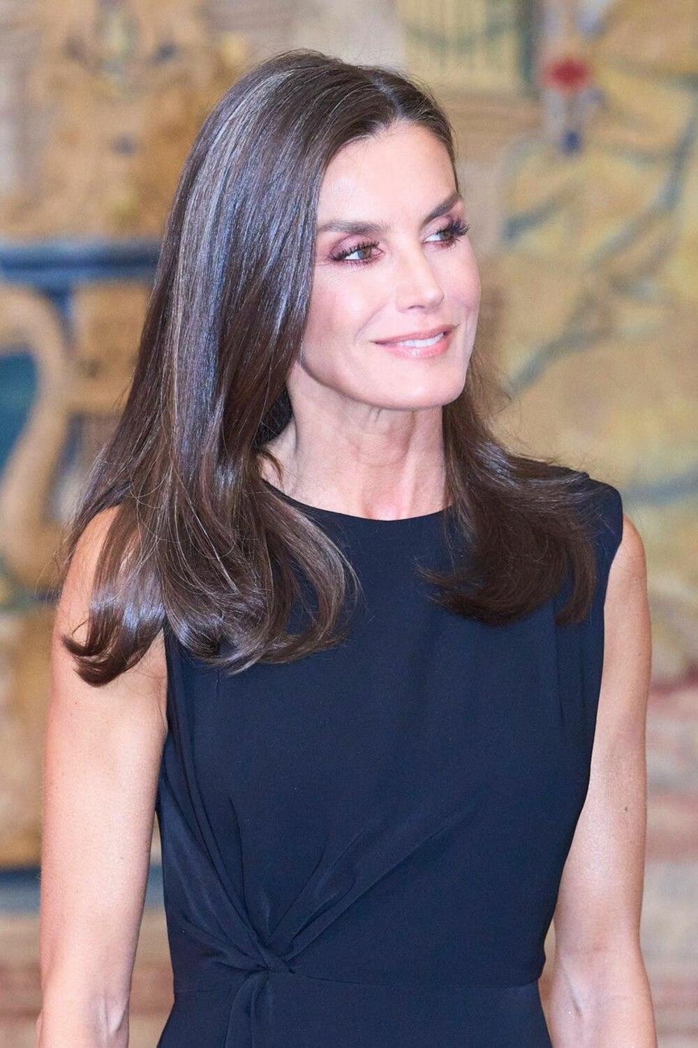 <p>Kraljica se odlučila za jednostavan kroj, koji je naglašavao sitnu građu ove ljupke dame i majke dvoje dece</p>