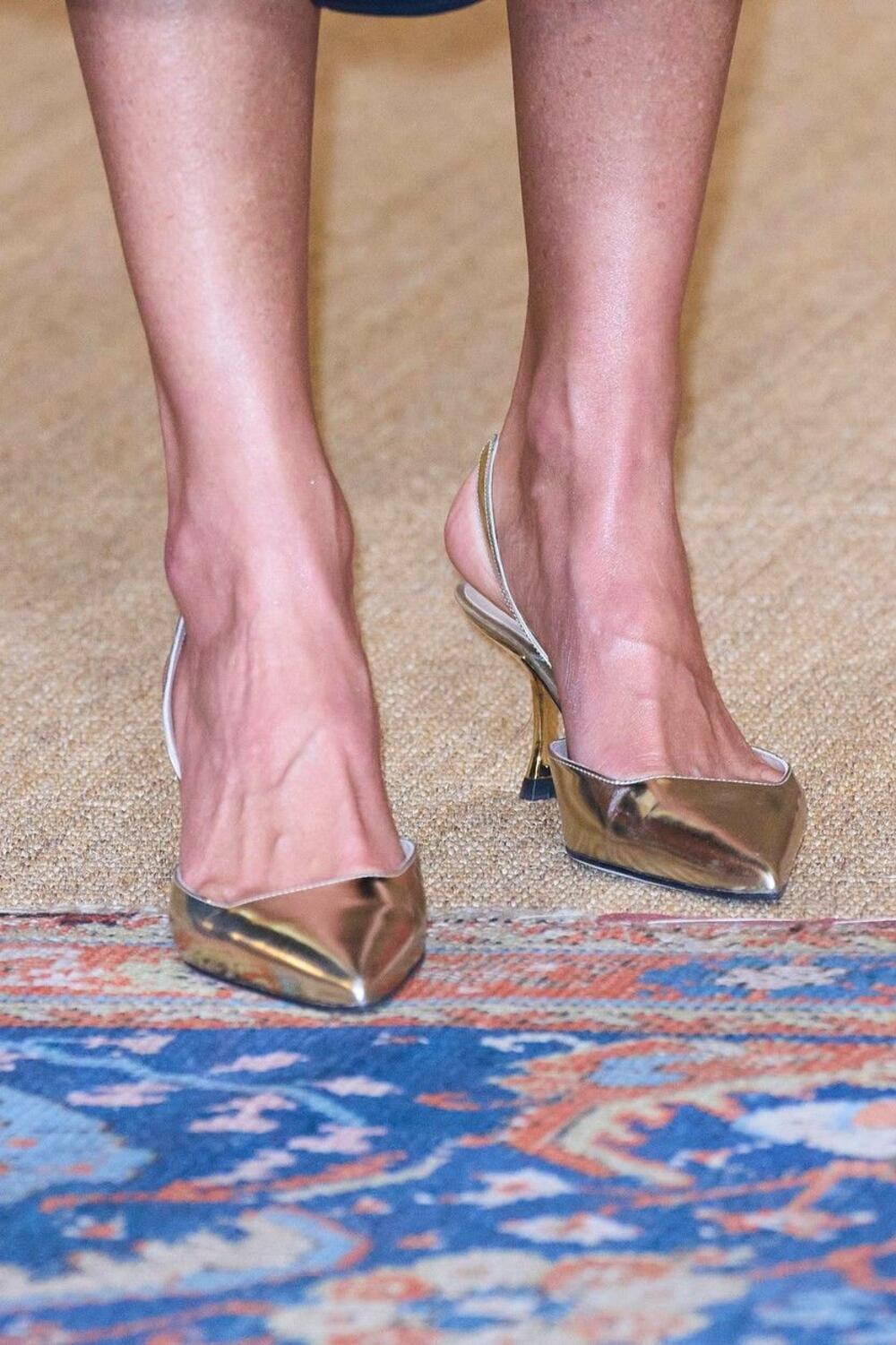 <p>Kraljica se odlučila za jednostavan kroj, koji je naglašavao sitnu građu ove ljupke dame i majke dvoje dece</p>