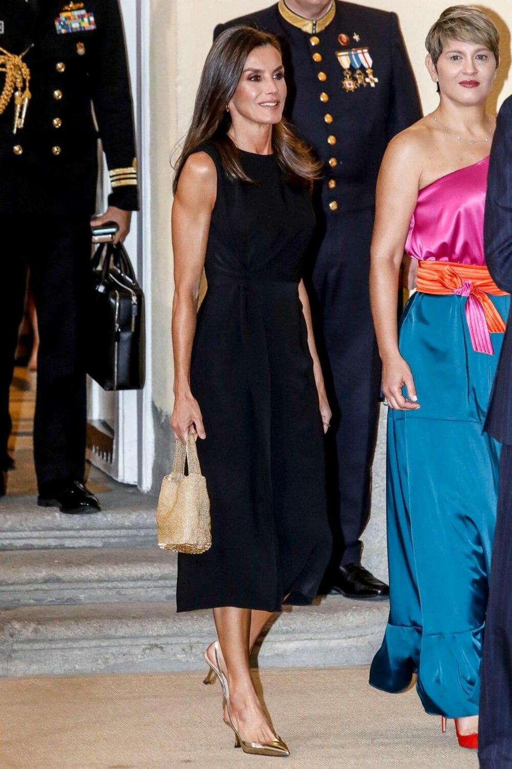 <p>Španska kraljica Leticija u crnoj satenskoj haljini od 100 evra očarala je Madrid.</p>