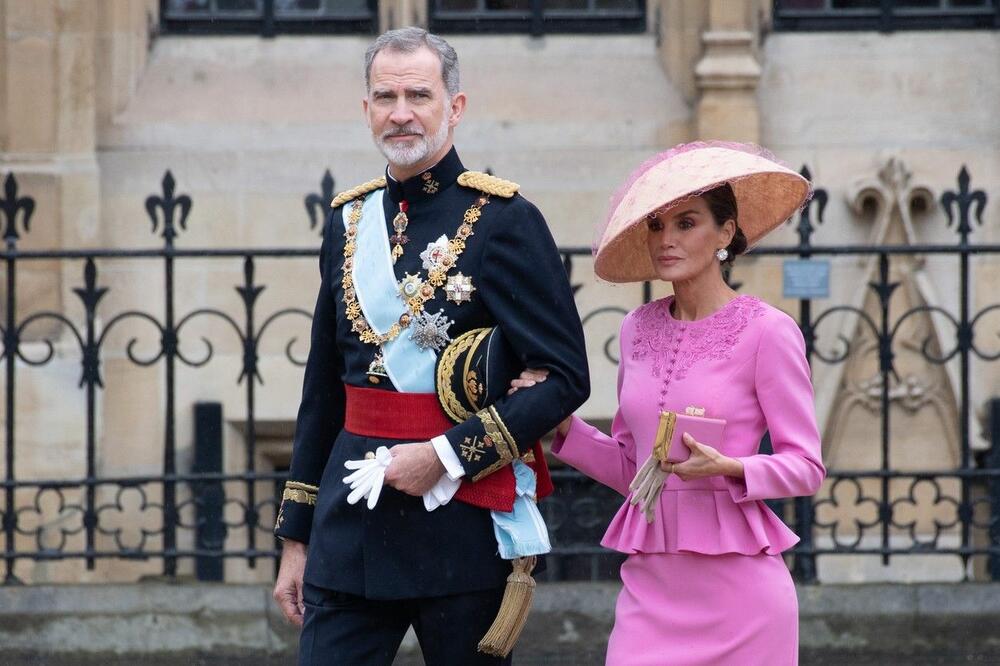 <p>Španska kraljica Leticija u ružičastom kompletu pokazala zašto je jedna od najstilizovanijih dama u kraljevskim krugovima.</p>