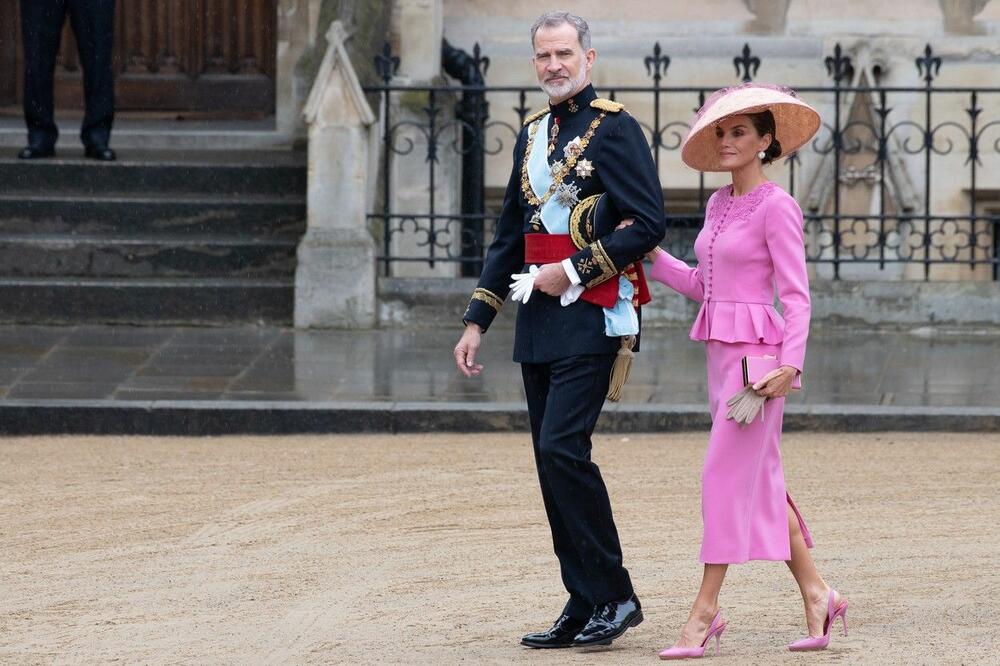 <p>Španska kraljica Leticija u tirkiznoj kombinaciji lepša od svakog sna.</p>