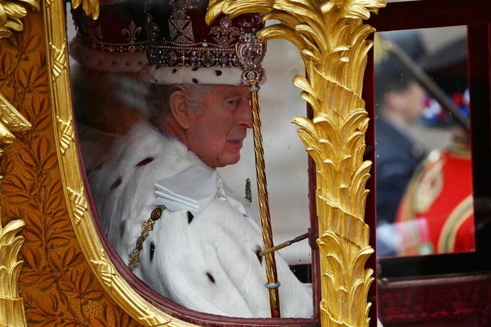 Kralj Čarls III i kraljica pratilja Kamila u kočiji posle krunisanja