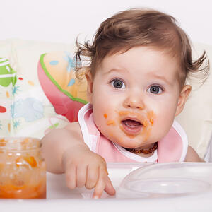 SAMOSTALNO HRANJENJE: Kako da vaša deca nauče sama da jedu, a da ne prosipaju hranu?