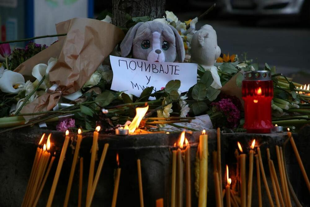Građani pale sveće i ostavljaju poruke na mestu stradanja 