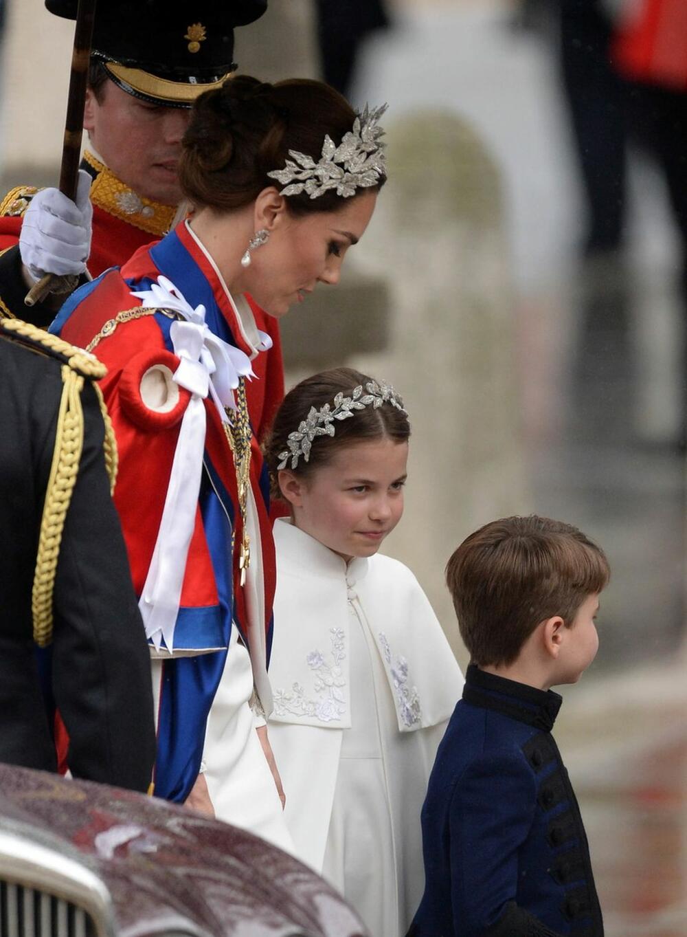Kejt Midlton sa princezom Šarlot i princem Luijem na krunisanju kralja Čarlsa III