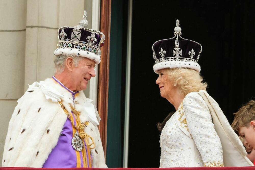 Kralj Čarls III i kraljica pratilja Kamila nakon ceremonije krunisanja
