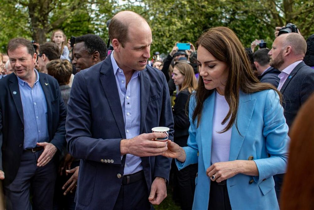 Princ Vilijam i princeza Kejt Midlton na travnjaku zamka Vindzor dan posle krunisanja kralja Čarlsa III