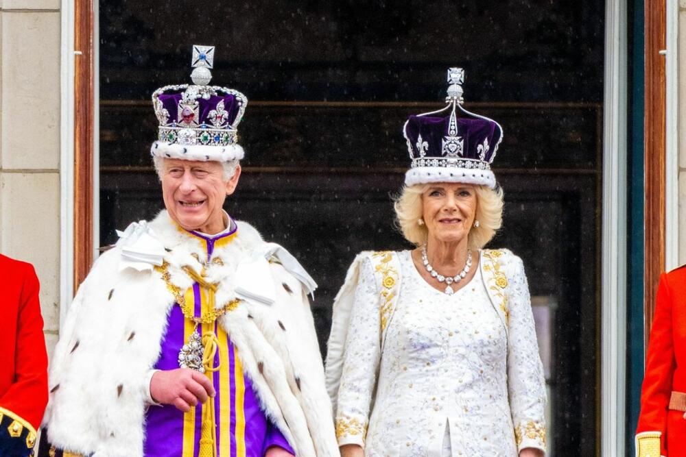 Kralj Čarls III i kraljica pratilja Kamila nakon ceremonije krunisanja