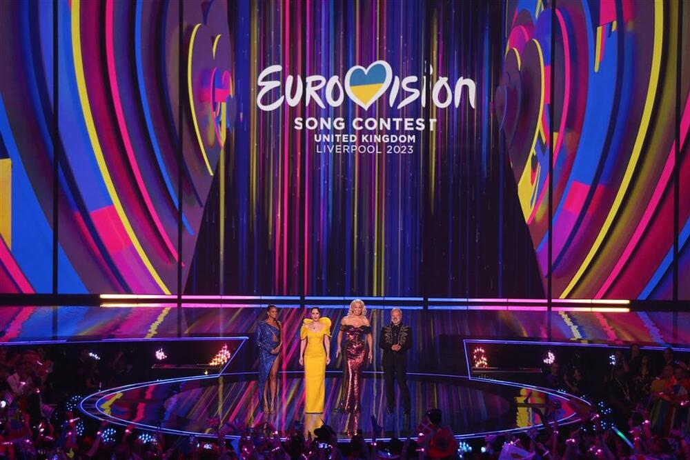 Voditeljke Ališa Dikson, Julija Sanina i Hana Vadingem u finalu Evrovizije 2023. godine
