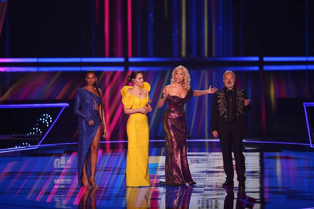 Voditeljke Ališa Dikson, Julija Sanina i Hana Vadingem i voditelj Grejam Norton u finalu Evrovizije 2023. godine