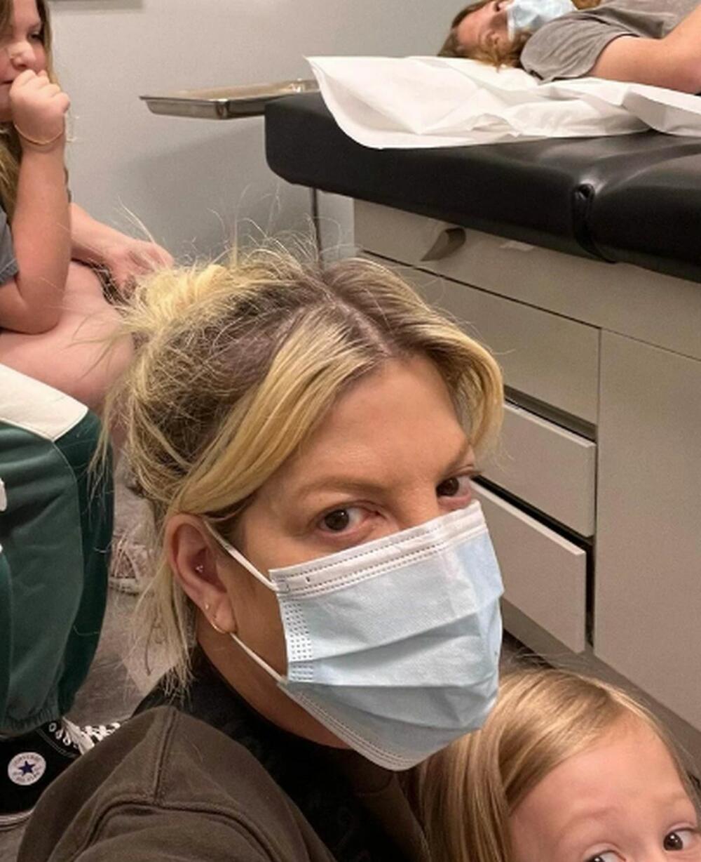 Glumica Tori Speling sa decom u hitnoj pomoći