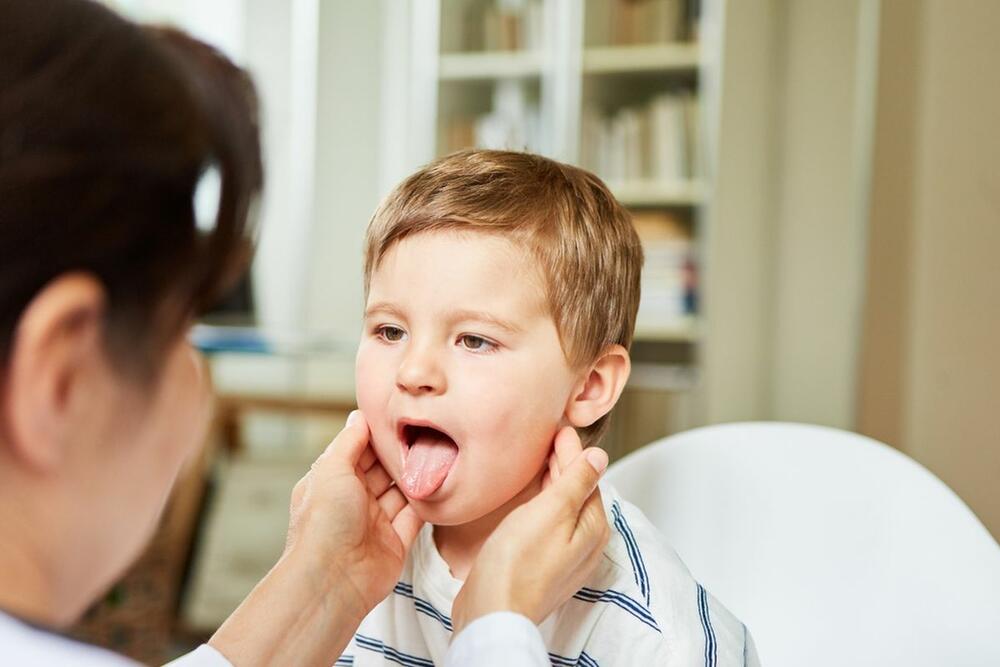 Pedijatar će deteti najpre opipati žlezde na vratu i pregledati usnu duplju ukoliko se sumnja na šarlah